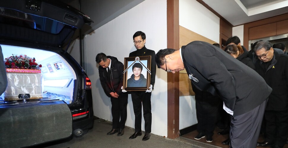  and Park Yeon-in carry their portraits around the Danwon High School one final time during a funeral ceremony on Nov. 20. The three were among five missing victims of the Sewol tragedy whose bodies were never recovered. (by Kim Kyung-ho