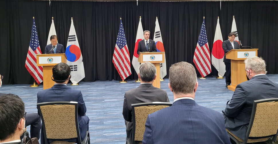 From left to right, South Korean Minister of Foreign Affairs Chung Eui-yong, US Secretary of State Antony Blinken, and Japanese Minister of Foreign Affairs Yoshimasa Hayashi hold a joint press briefing after trilateral talks in Hawaii on February 12. (Yonhap News)