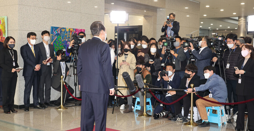 President Yoon Suk-yeol fields questions from the press as he heads into the presidential office in Yongsan on Nov. 10. (presidential pool photo)