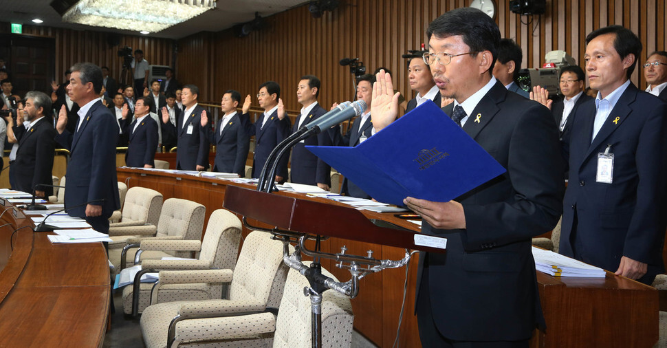 Kim Suk-kyoon, former director of the South Korean Coast Guard, testifies during an investigation of the Sewol ferry sinking in July 2014. (Lee Jung-woo, staff photographer)