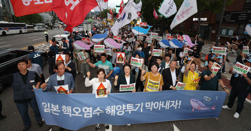Participants in a national day of action rally against the dumping of radioactive wastewater from the Fukushima nuclear power plant march toward the Japanese Embassy in Seoul on July 8. (Kim Jung-hyo/The Hankyoreh)
