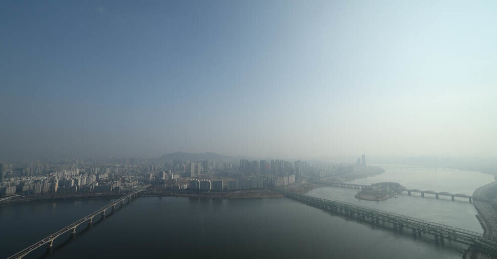 A haze of fine dust clouded the view of Seoul from Yeouido’s 63 Building on Feb. 13, as the capital region got its first taste of spring weather. (Kim Jung-hyo/The Hankoreh)