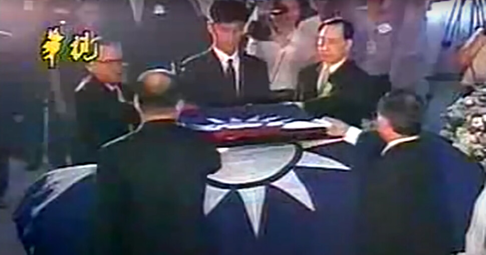 덩리쥔은 대만으로 이주한 외성인의 자녀였고, 1995년 숨질 때 그의 관에 대만 국기와 국민당 당기가 덮인 채 장례식이 이뤄졌다. 유튜브 영상 갈무리