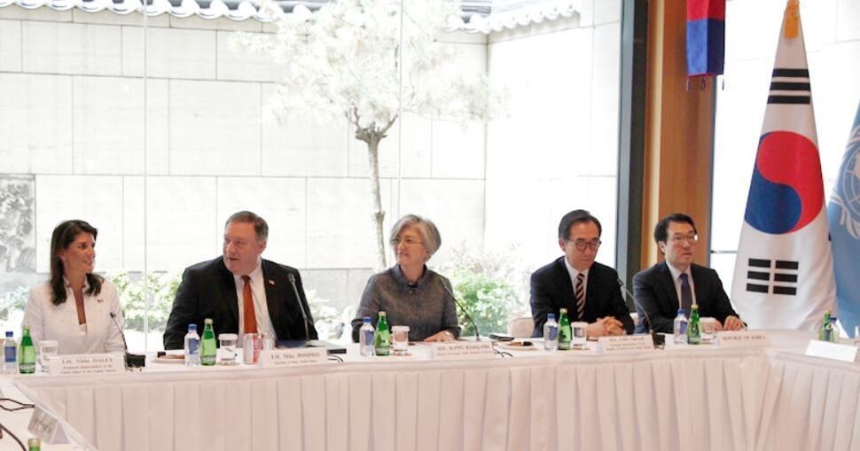 South Korean Minister of Foreign Affairs Kang Kyung-wha (center) and US Secretary of State Mike Pompeo (second from left) at a UN Security Council briefing on July 20 in New York. (provided by the Ministry of Foreign Affairs)
