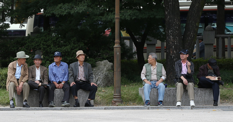 Elderly South Koreans lounging at Tapgol Park in Seoul’s Jongno District. (Shin So-young, staff photographer)
