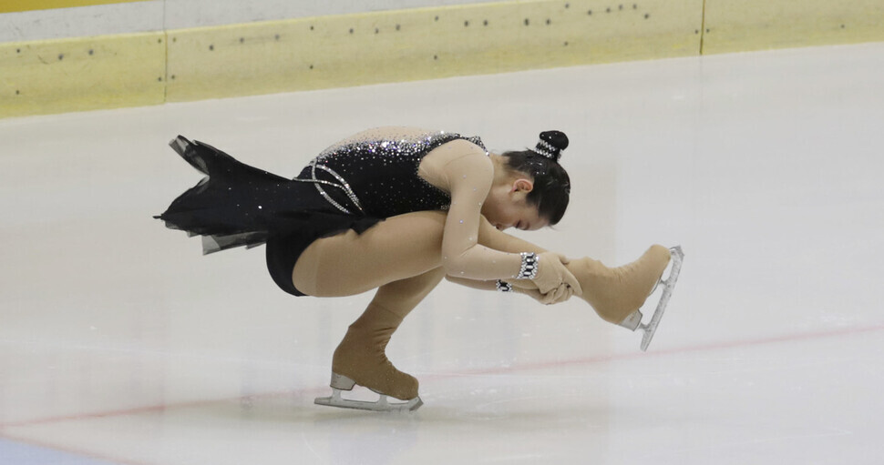 Lee Se-bin, who competes in the junior ladies’ singles event, performs her program at the 2021 South Korean Figure Skating Championships at Uijeongbu Sports Complex on Feb. 24. (Kim Hye-yun)