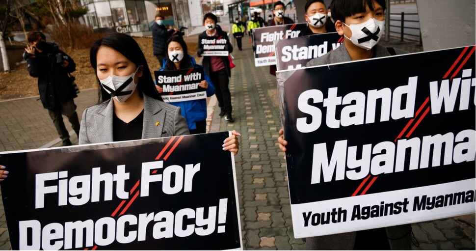 2021년 2월5일 세계시민선언 회원들이 주한 미얀마대사관이 있는 서울 용산구 한남동에서 ‘미얀마 군부 쿠데타’를 규탄하는 침묵시위 행진을 하고 있다. 맨 앞이 이설아(왼쪽), 박도형 공동대표. 이설아, 박도형 제공