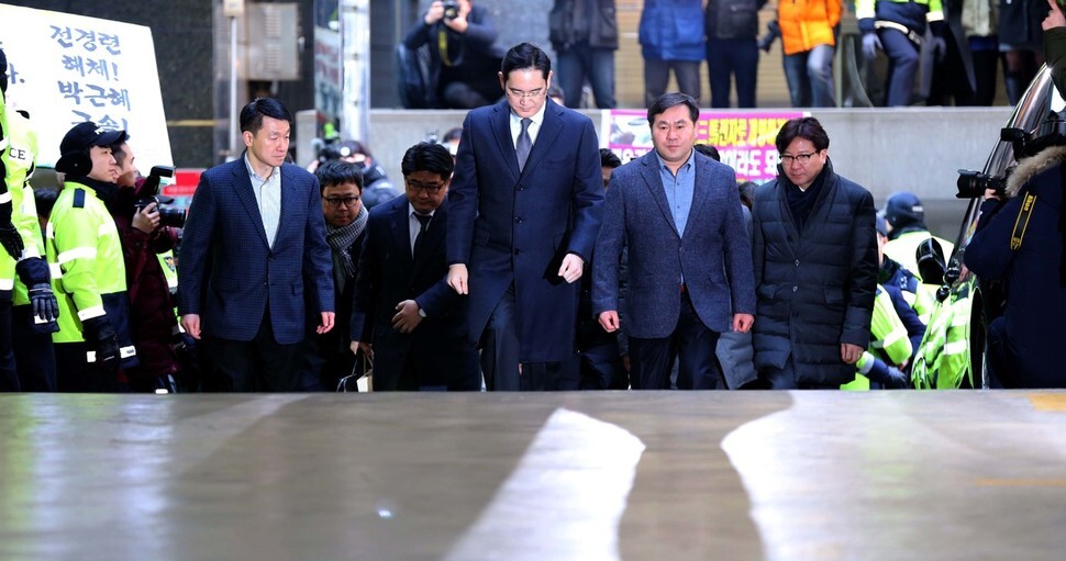 Samsung Electronics Vice Chairman Lee Jae-yong arrives at the offices of Special Prosecutor Park Young-soo