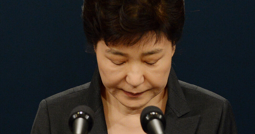 President Park Geun-hye apologizes for the Choi Sun-sil scandal at the Blue House press gallery in Seoul