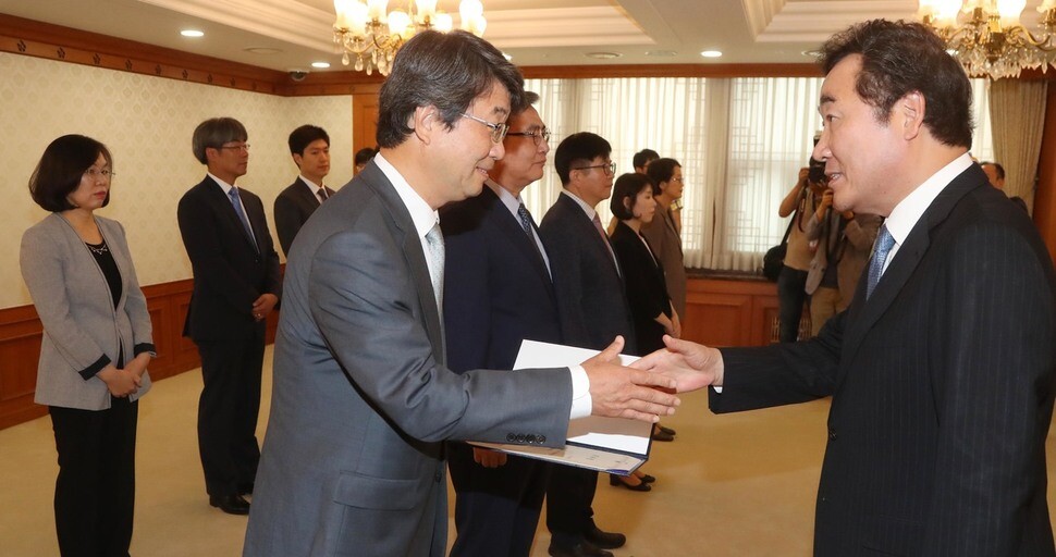 Prime Minister Lee Nak-yeon shakes hands with Kim Ji-hyung