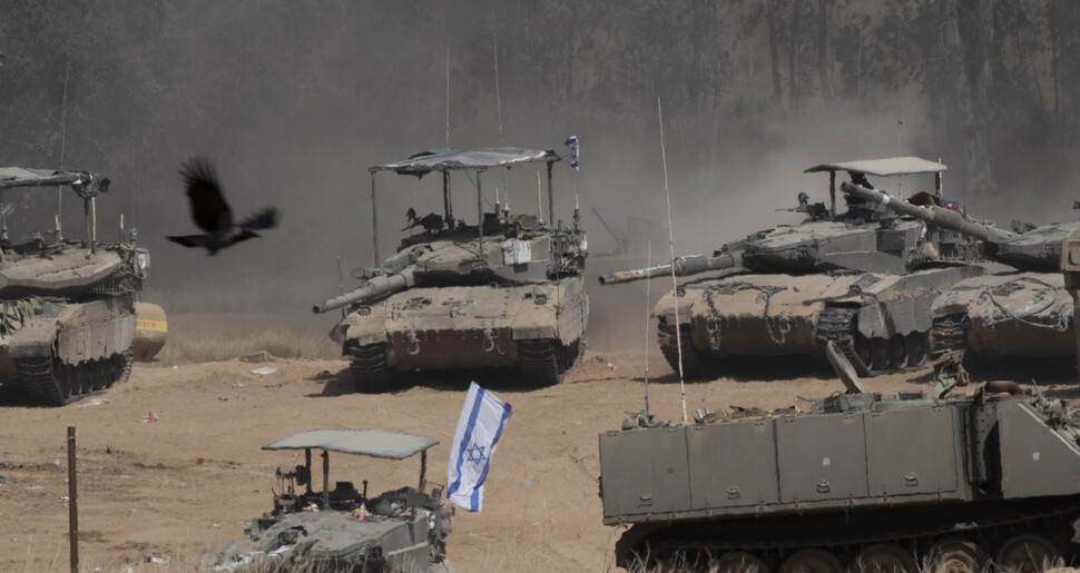 2024년 5월22일 팔레스타인 땅 가자지구 인근 지역에서 이스라엘군 탱크가 먼지를 일으키며 이동하고 있다. UPI 연합뉴스