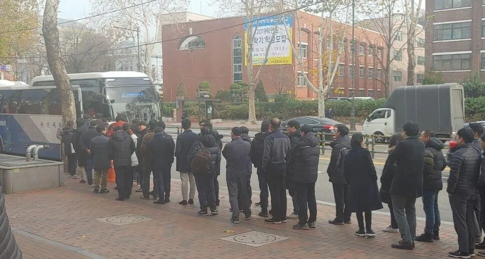 KT, 직원들 셔틀 태워 ‘아현국사 인근서 밥 먹기’…자영업자들 ‘시큰둥’