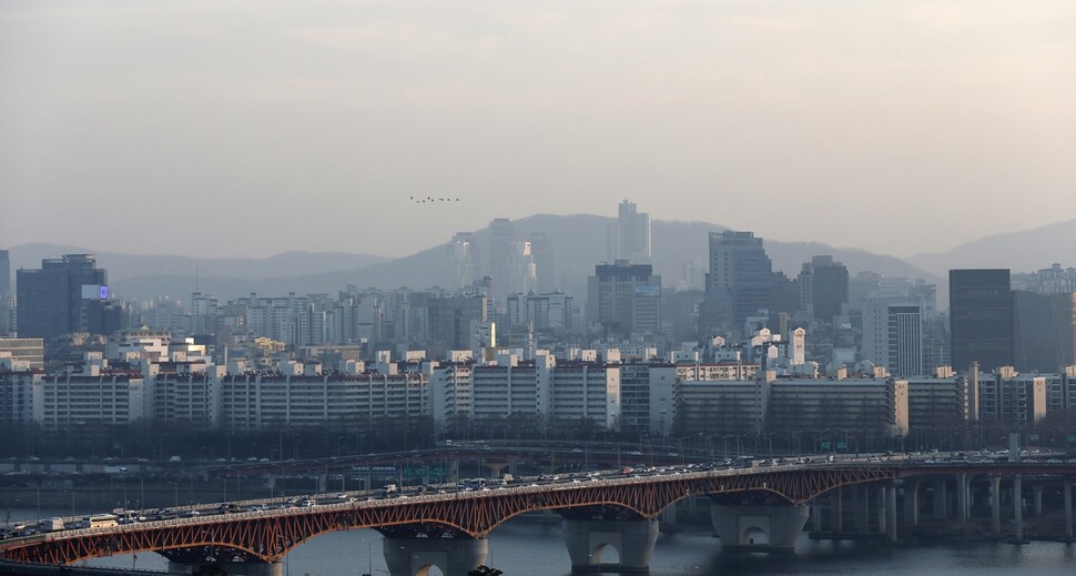 Apartment complexes along the Han River in Seoul (by Kim Myoung-jin