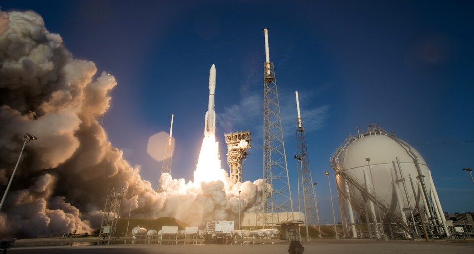 7월30일 오전 7시50분(현지시각) 미국 플로리다주 케이프커내버럴 공군기지에서 미국 항공우주국(NASA)의 다섯 번째 화성탐사 로버 ‘퍼시비어런스’를 탑재한 아틀라스 5호 로켓이 발사되고 있다. 로이터 연합뉴스