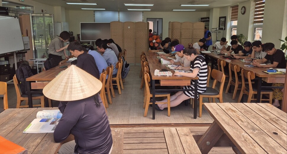 2024년 6월16일 오전 김포 이웃살이에서 사회통합프로그램 수업이 열리고 있다. 조일준 기자