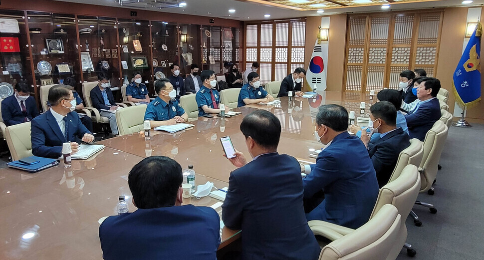 Seo Young-kyo, the Democratic Party lawmaker who served as head of the Public Administration and Security Committee in the National Assembly during the first half of its 21st session, and other committee members speak with Kim Chang-yong, the commissioner general of the Korean National Police Agency, at the agency’s headquarters in Seoul in order to denounce the Yoon administration’s controls on police and to call for the neutrality of police. (Yonhap News)