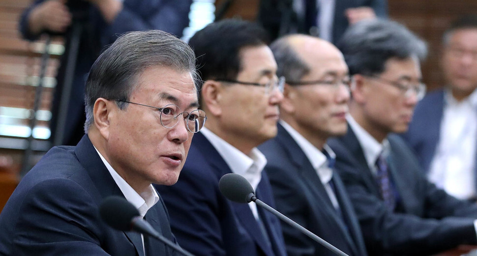 South Korean President Moon Jae-in presides over a meeting with senior aides and secretaries at the Blue House on July 8. (Blue House photo pool)