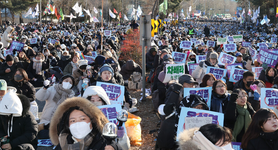 ‘내란 수괴 윤석열 체포구속 농민 행진 보장 촉구 시민대회’가 2024년 12월22일 오후 서울지하철 4호선 남태령역 부근에서 열려 참석자들이 경찰에 철수를 촉구하고 있다. 한겨레 김혜윤 기자