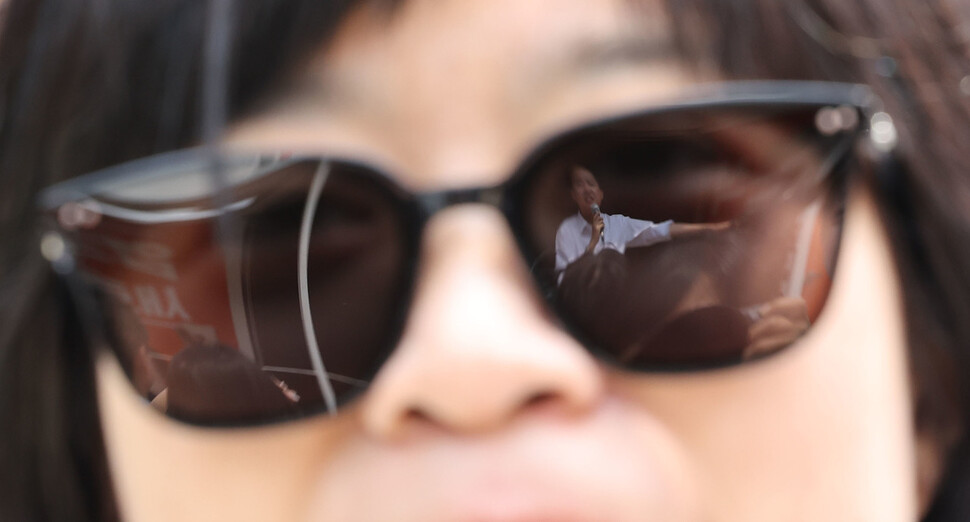 2025년 5월28일 낮 서울 영등포구 여의도공원에서 열린 이준석 개혁신당 대통령 후보 유세 현장에서 한 여성 유권자의 선글라스에 이 후보의 모습이 비치고 있다. 한겨레 백소아 기자