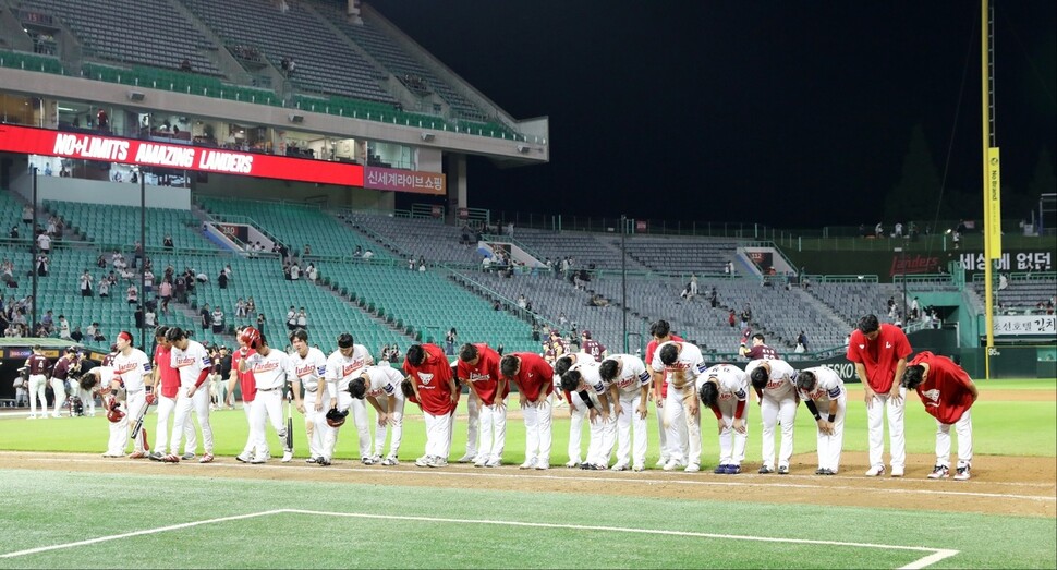 SSG Randers players are greeted by the stands after 1125 KBO League Kiwoom Heroes held at the SS Jirandus Field in Incheon on the 30th. Provided by SSG Randers