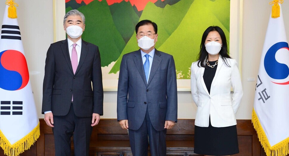 Sung Kim, the US State Department’s special representative for North Korea (left), South Korean Foreign Minister Chung Eui-yong (center) and Deputy Assistant Secretary of State for East Asian and Pacific Affairs Jung Pak (right) pose for a photo on Monday at the foreign minister’s residence in Seoul. (provided by the Ministry of Foreign Affairs)