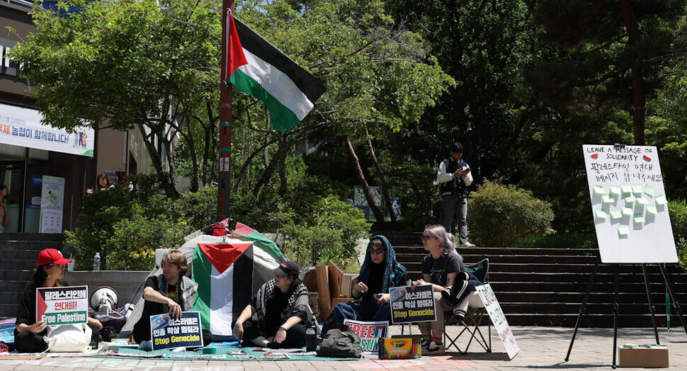 Members of SNU Soobak, a student organization for solidarity with Palestine, carry out an anti-war sit-in on the college’s campus on May 8, 2024. (Kim Jung-hyo/The Hankyoreh)