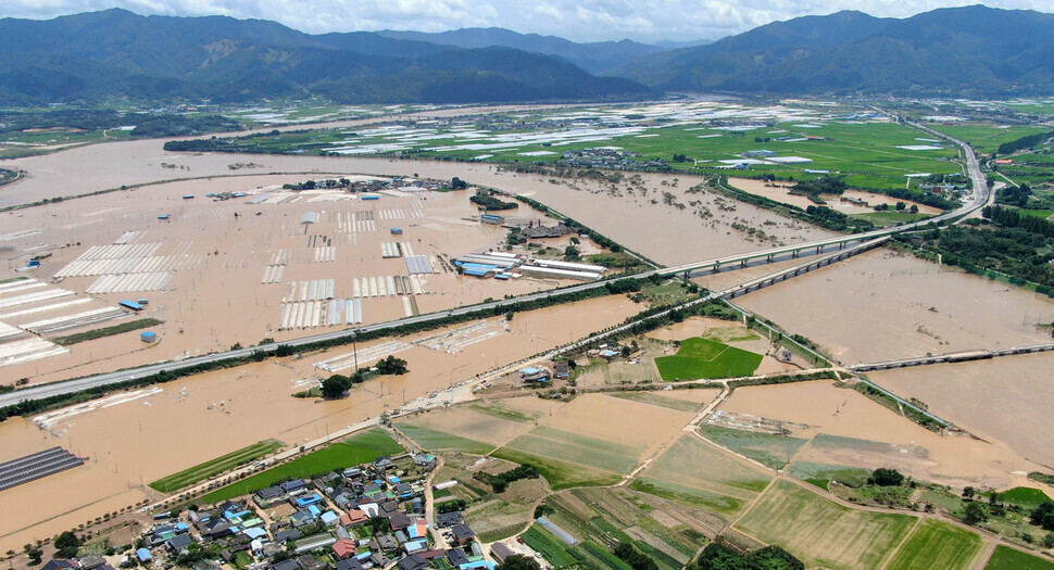 Flooded farmland in Namwon, North Jeolla Province, on Aug. 9. (Baek So-ah, staff photographer)