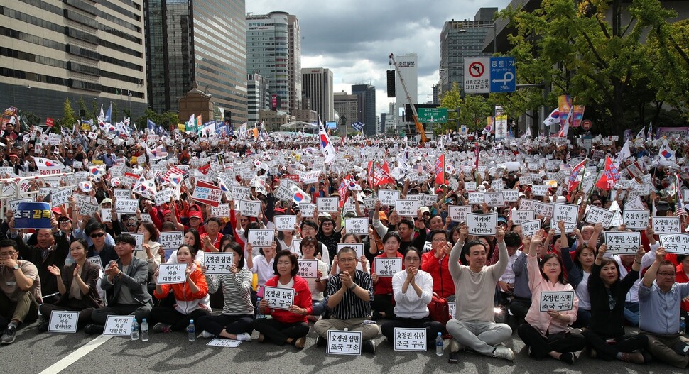Liberty Korea Party leader Hwang Kyo-ahn and floor leader Na Kyung-won at the head of a rally lambasting the administration of South Korean President Moon Jae-in and calling for the resignation of Justice Minister Cho Kuk in Seoul’s Gwanghwamun Square on Oct. 3. (Kim Gyoung-ho