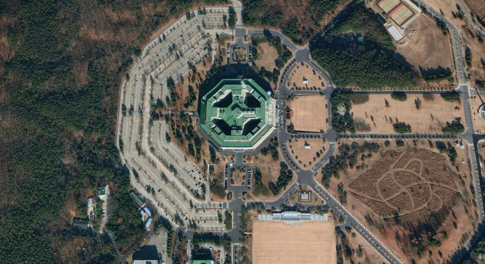 한국의 3군 사령부가 있는 충남 계룡대 본관(가운데 팔각형 건물). 구글어스 갈무리