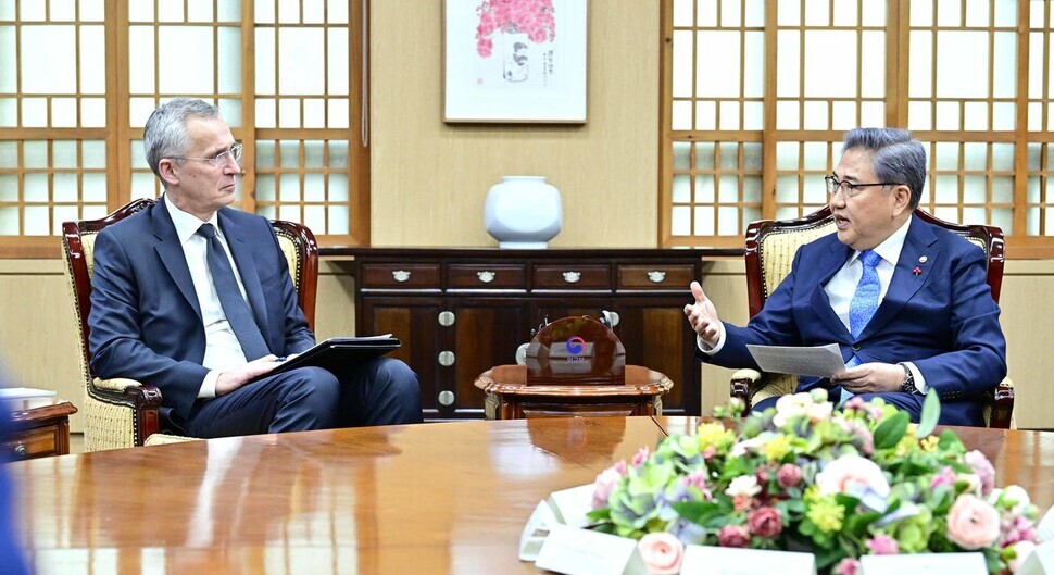 NATO Secretary-General Jen Stoltenberg sits down for a discussion with Foreign Minister Park Jin of South Korea during the former’s visit to Seoul on Jan. 29. (courtesy of the Ministry of Foreign Affairs)