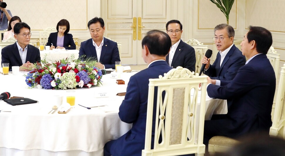South Korean President Moon Jae-in speaks at a luncheon with the leaders of the ruling and opposition parties at the Blue House on Aug. 16. (Yonhap News)
