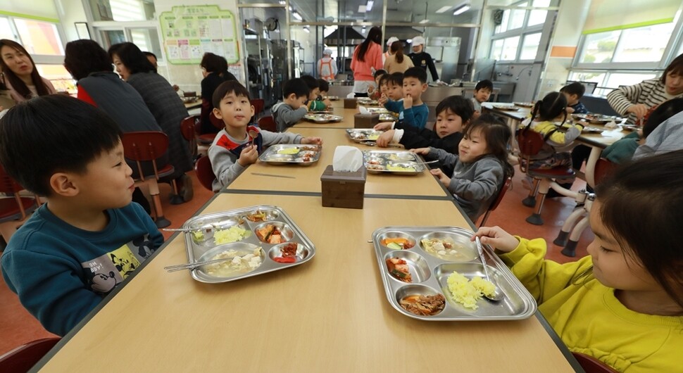 학교식당에서 점심을 먹는 유치원생들.