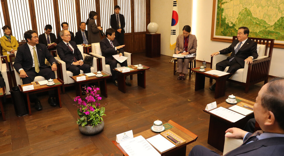 National Assembly Speaker Moon Hee-sang meets with a delegation of “next-generation leaders” from the Diet of Japan On Nov. 5 (Yonhap News)