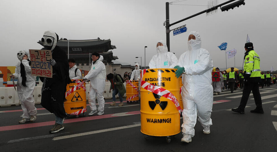 Members of environmental, civic, social, and religious groups march through Gwanghwamun in central Seoul on March 8 as part of a “nuclear phase-out day of action” event. (Kim Jung-hyo/The Hankyoreh)