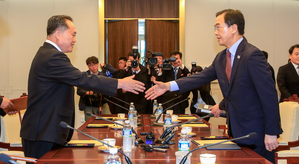 South Korea’s Minister of Unification Cho Myung-gyon (right) and chairman of North Korea‘s Committee for Peaceful Reunification Ri Son-gwon prepare to shake hands before the high-level inter-Korean talks on June 1 at Panmunjeom. (photo pool)