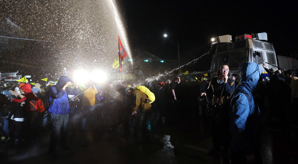 Police spray Sewol victims‘ families and citizens with a water cannon at Gwanghwamun Square in central Seoul