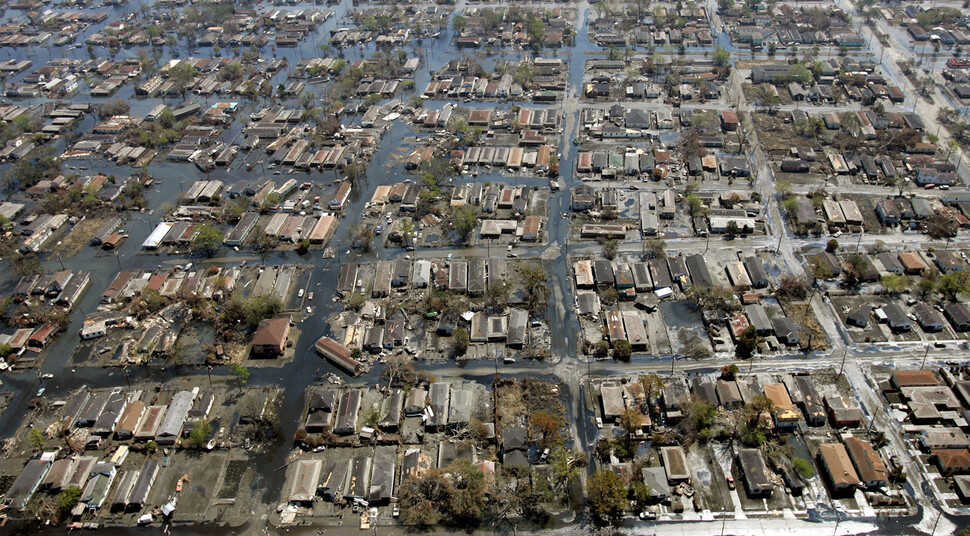 2005년 9월11일 허리케인 카트리나가 미국 루이지애나주 뉴올리언스를 강타한 이후 물이 빠지면서 진흙층이 드러나 있다. 아직도 정확한 피해 규모는 집계되지 않았다. 이 재난으로 1200여 명이 사망하고 170조원 가까운 재산 피해가 발생했다. REUTERS