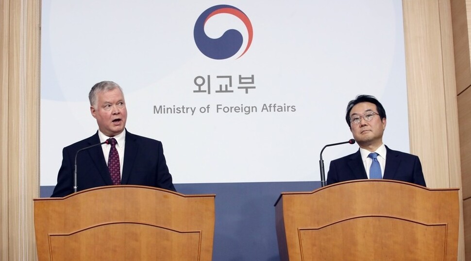 South Korean Special Representative for Korean Peninsula Peace and Security Affairs Lee Do-hoon and US Special Representative for North Korea Stephen Biegun hold a press conference during the latter’s Seoul visit on Dec. 16, 2019. (Yonhap News)