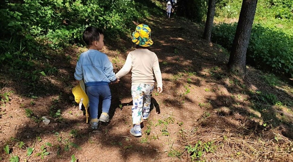 2020년 가을, 권영은씨 아이가 공동육아 어린이집 친구의 손을 잡고 뒷산을 산책하고 있다. 권영은 제공