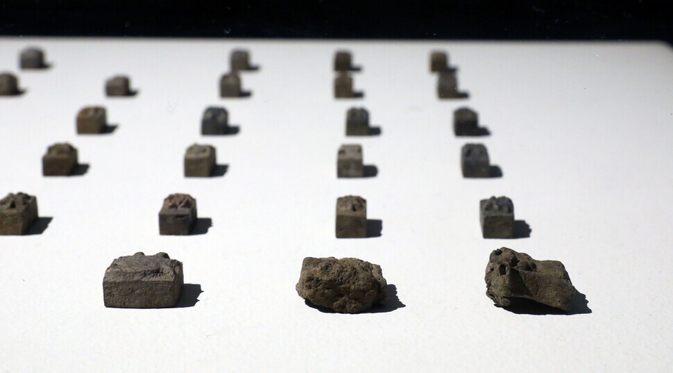 Pieces of Gabinja type are displayed on the first floor of the National Palace Museum of Korea in Seoul’s Jongo District on Tuesday, one day ahead of a public exhibition on the relics excavated in Insadong. (Kim Hye-yun/The Hankyoreh)