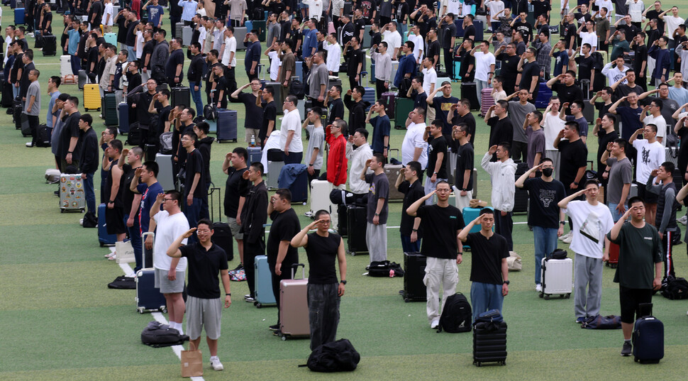 2025년 5월22일 육군훈련소 신병교육에 입소한 젊은이들이 부모님을 향해 거수경례하고 있다.