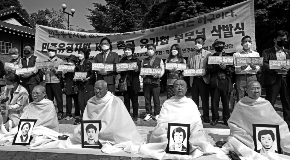 제35주년 6·10민주항쟁 기념식이 열린 2022년 6월10일 서울 중구 대한성공회 서울주교좌성당 앞에서 박종철 열사의 형 박종부씨(앞줄 오른쪽 둘째) 등 전국민족민주유가족협의회 관계자들이 민주유공자법 제정을 촉구하며 삭발하고 있다.