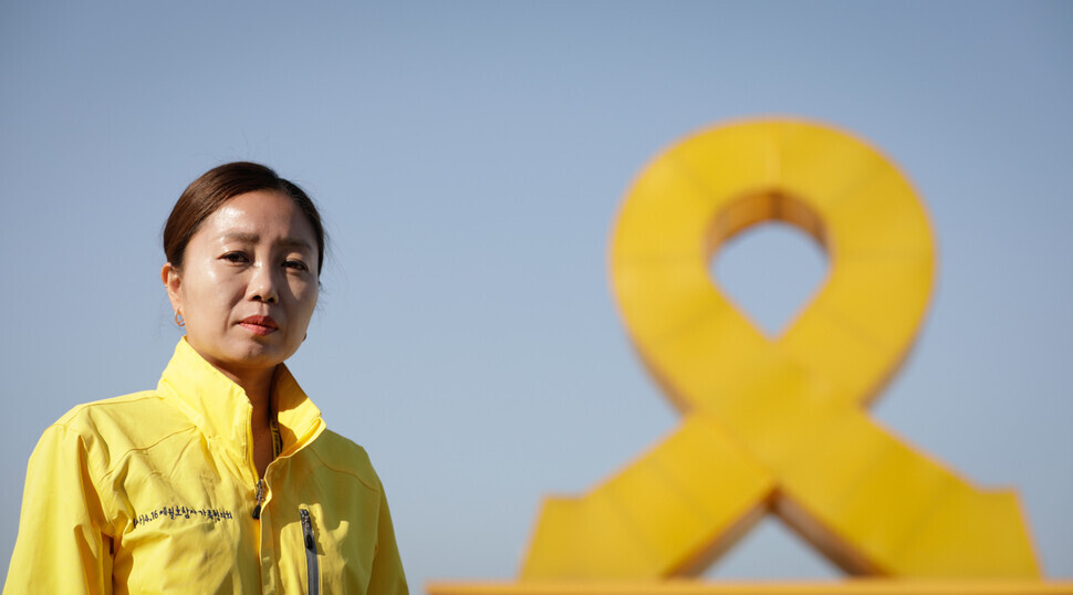 Yoon Gang-hee, the mother of a victim of the Sewol ferry tragedy, during her interview with the Hankyoreh. (Kim Hye-yun, staff photographer)