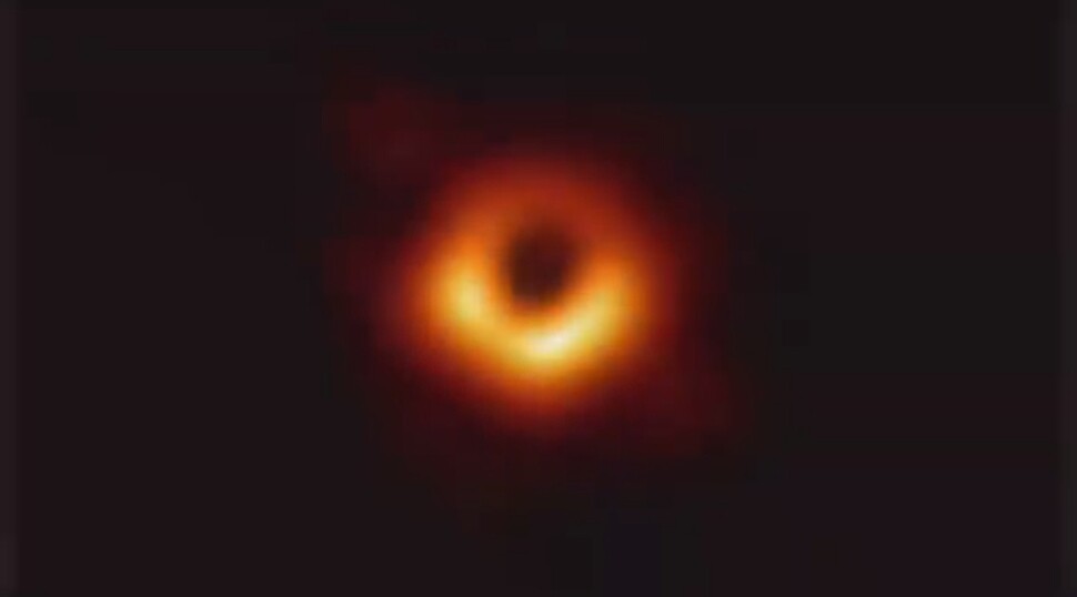 2019년 처음 공개된 처녀자리은하단 M87은하 중심의 블랙홀 영상. EHT 제공