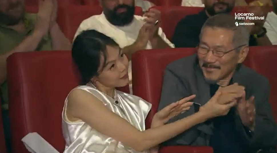 A atriz Kim Min-hee fica feliz ao receber o título de Melhor Ator pelo novo filme do diretor Hong Sang-soo 