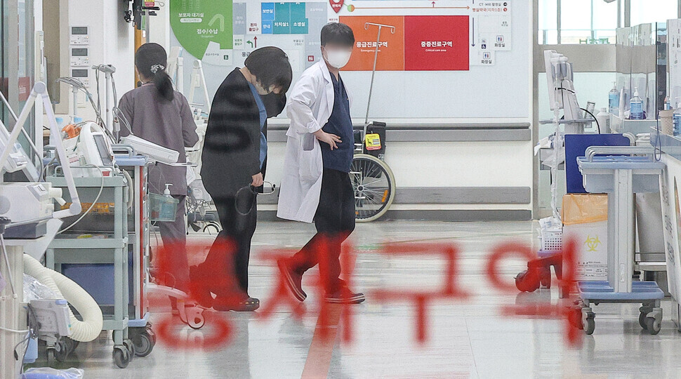 Medical staff walk through an emergency room in Daegu on Feb. 27, 2024, amid a massive walkout by the nation’s interns and residents. (Yonhap)