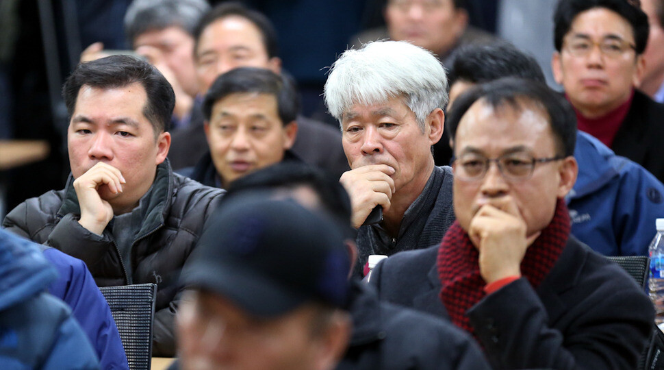 The faces of members of the Corporate Association of Kaesong Industrial Complex show grave expressions during an emergency meeting at the headquarters of the Korea Federation of SMEs in Seoul’s Yeouido neighborhood