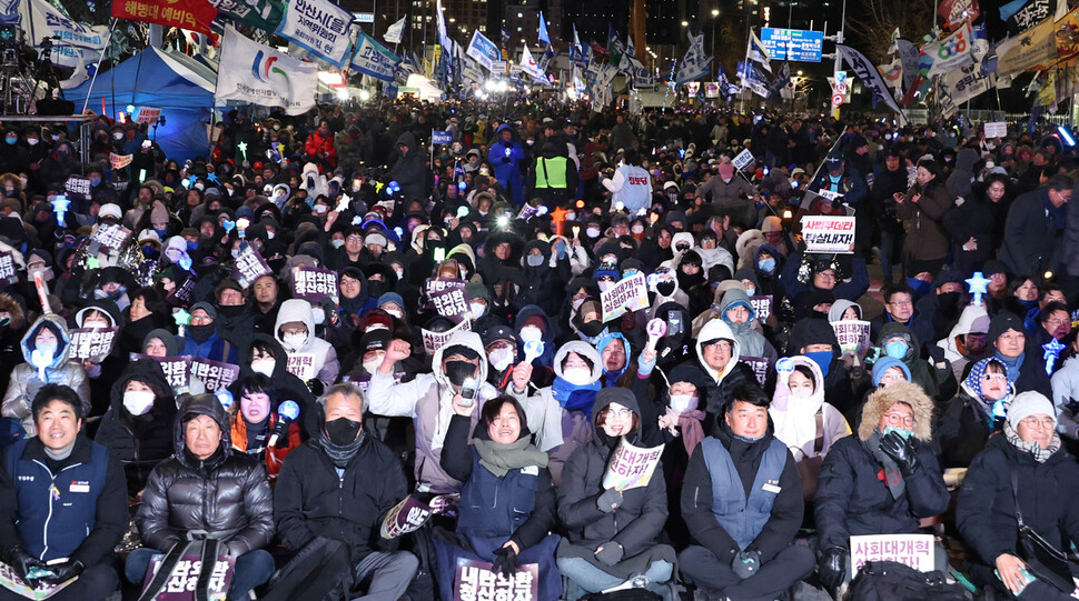 ‘12·3 내란·외환 청산과 종식, 사회대개혁 시민대행진’이 열린 12월3일 밤 국회 정문 앞에서 참석자들이 구호를 외치며 응원봉을 흔들고 있다. 한겨레 윤운식 선임기자