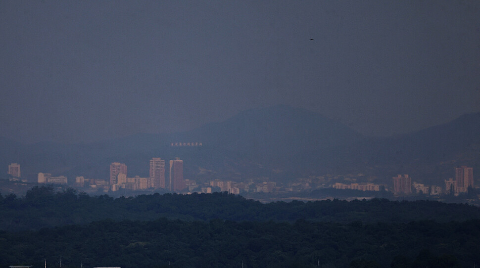 경기도 파주시 문산읍 장산전망대에서 바라본 개성공단 모습. 날이 흐릿해 선명하지 않다.