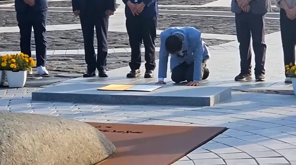 김상욱, 노무현 묘역에 ‘울산시장 당선증’ 놓고 절한 뒤 오열